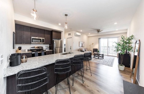 Mountain Shadows Apartment | 2 BD Pet Friendly Top Floor with Mountain Views minutes from Garden of the Gods