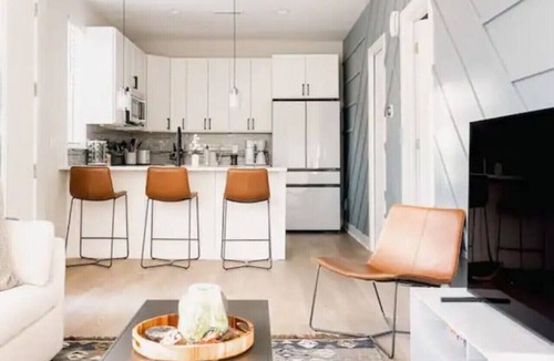 Jefferson Park House | 2 Blocks to Broncos Stadium: Rooftop Fire Pit, Walk to Breweries