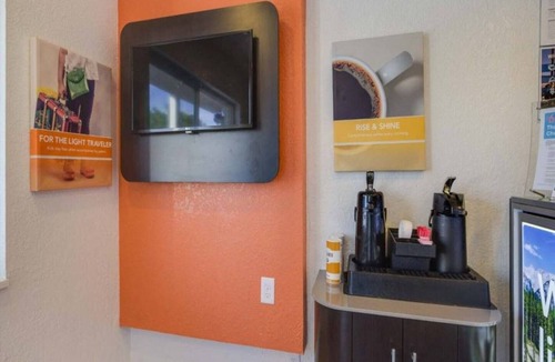 North Alameda Apartment | 2 Full Beds|NS| Micfridge