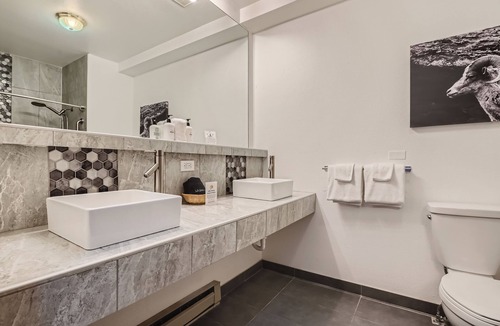 Idaho Springs Hotel | 2 King Suite, Boutique Mountain Motel near hiking & MTB park in Idaho Springs