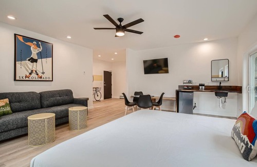 Idaho Springs Hotel | 2 King Suite w/Private Bedroom, Balcony in Boutique Mtn Motel