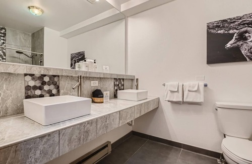 Idaho Springs Hotel | 2 Kings, Boutique Mountain Motel Suite near Hiking & MTB Park, Idaho Springs