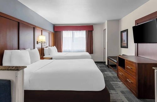 Englewood Hotel | 2 Modern Suites Minutes from Downtown, Parks, Shopping & Adventure Spots
