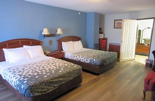Manitou Springs Hotel | 2-Star Hotel ∙ Econo Lodge Inn & Suites