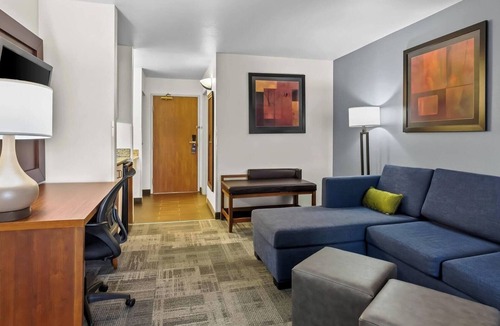 Englewood Hotel | 2 Stylish Denver Suites Close to Shopping, Parks, Trails & Entertainment