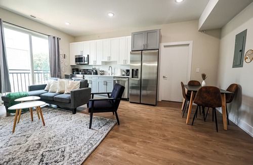Mantua Apartment | 2Bed/2Bath King Bed+Central+W/D+WIFI.