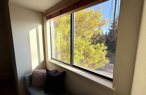 Englewood Condo | 2BR | 2Bath Retreat Near Denver | Gym | Work