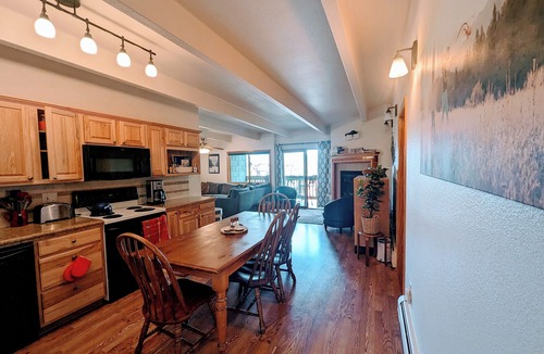 Frisco Condo | 3-bed 2.5 bath condo, 1 block off Main Early check-in! 10-40 mins to 7 ski mtns