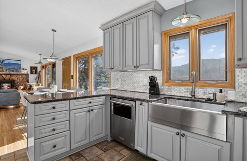 Shadow Mountain Cabin | 3-BR, amazing Mountain View, game room, hot tub, 30 min to Red Rocks, wild life