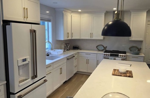 Middletown House | 3 minutes to beach, 10 minutes to Downtown Newport, pool and central air