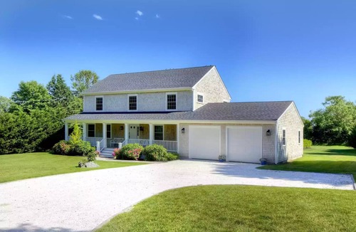 Middletown House | 3 minutes to beach, 10 minutes to Downtown Newport, pool and central air