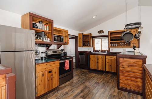 Evergreen Cabin | 30+ Days Fully Furnished WFH Pet Friendly