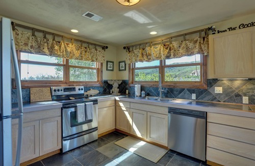Gypsum House | 360-Degree Mountain Views! Lake Retreat in Gypsum