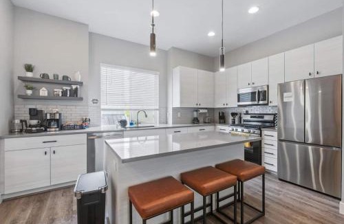 Lamar Heights Area House | 3BR w King Bed, Sauna, Parking-6 Min to Olde Town