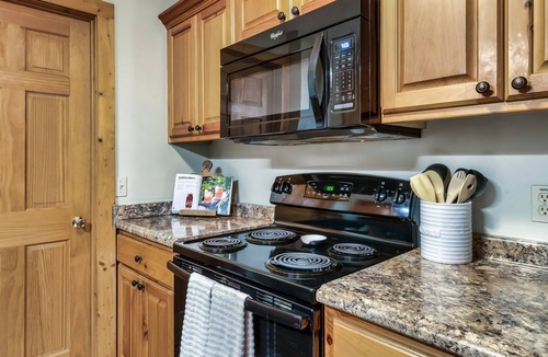 Black Bear Falls Cabin | 3KingSuites 3Mi to Gatlinburg ✔️HotTub✔️PoolTable✔️Arcade✔️