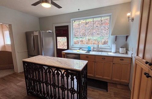 Manitou Springs House | 4 Bedrooms w/All En-Suite BA ~ 2 Blocks to Cog Railway~ Incline~ Large Hot Tub