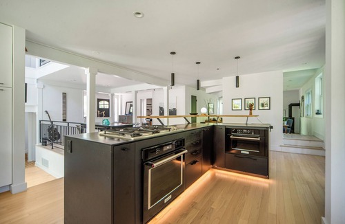 Winding Trail House | 4 private suites+bonus 5th&6th bedroom! Hot Tub on 3/4 acre. Family+Pets+Retreat