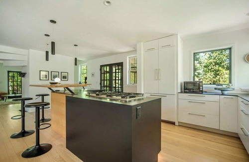 Winding Trail House | 4 private suites+bonus 5th&6th bedroom! Hot Tub on 3/4 acre. Family+Pets+Retreat