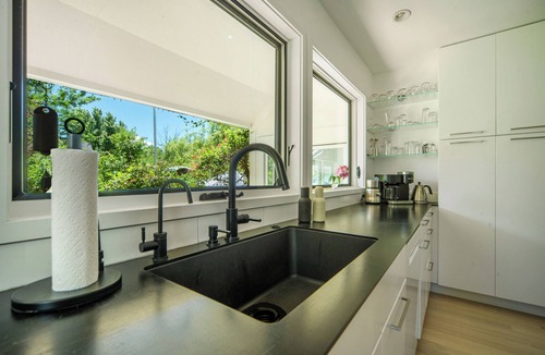 Winding Trail House | 4 private suites+bonus 5th&6th bedroom! Hot Tub on 3/4 acre. Family+Pets+Retreat