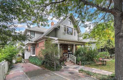 Lower Arapahoe House | 4Bd Creekside Retreat w/hot tub in the heart of Boulder – Walk to Pearl Street!