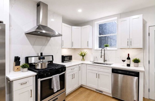 Graduate Hospital House | 4BR Townhome | Patio + Fire Pit | Sleeps 10