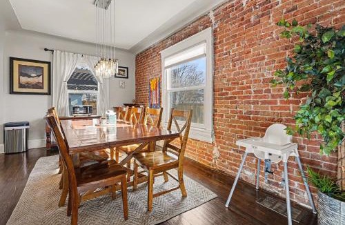 Cole House | 5-Bedroom Victorian Home Private Yard Sleeps 10