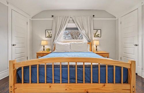 Cole House | 5-Bedroom Victorian Home Private Yard Sleeps 10