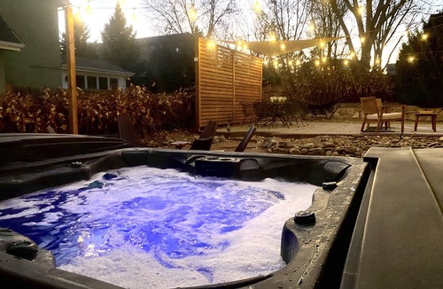 Applewood West House | 5BR Lux Family Getaway: Ski, Hot Tub, Pool & Poker