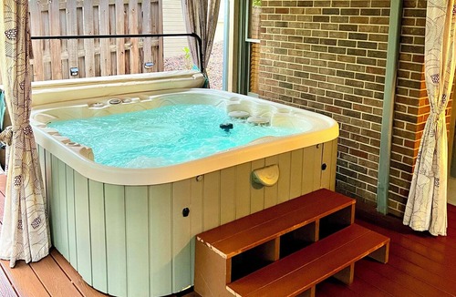 Dam East - West House | 6BR-5BA Sleeps 16 with HOT TUB 2 Kitchens 2 Master Bedrooms