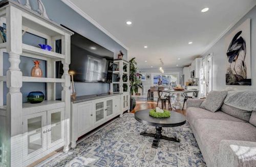 Colorado Springs House | 6BR Stylish Home Hot Tub Games Near Old Colo