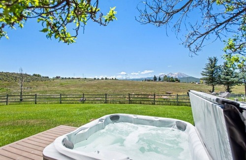 Missouri Heights House | 7 BR Mountain Retreat with A/C, Hot Tub, Fireplace & Sopris Views Between Aspen & Carbondale