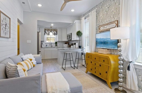 Downtown Apartment | A comfortable, downtown 1/1 perfect for the traveling employees near food, beach, and entertainment