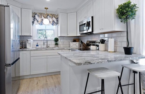 Downtown Apartment | A comfortable, downtown 1/1 perfect for the traveling employees near food, beach, and entertainment