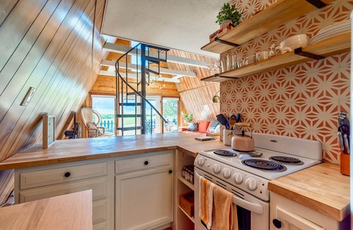 Michigan Hill Cabin | A-Frame Triangle Cabin - Hot tub - Panoramic Mountain Views
