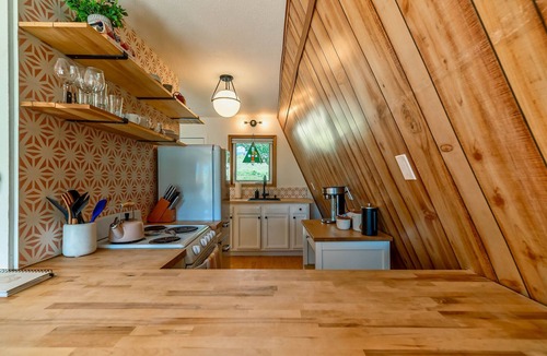 Michigan Hill Cabin | A-Frame Triangle Cabin - Hot tub - Panoramic Mountain Views