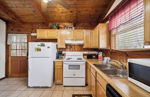 Gatlinburg Cabin | A Lover's Paradise - 1BR/New Hot Tub/Grill/Sleeps 4