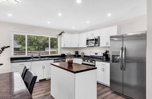 Pueblo House | A New, Modern & Spacious 6-bedroom house in peaceful Pueblo