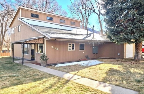 Glenwood Springs House | A Peaceful Mountain Sanctuary Offering Family-Friendly Comfort