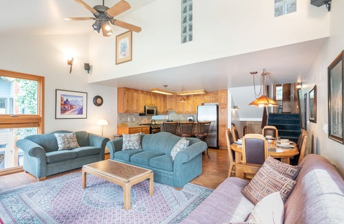 Telluride Condo | Across from Lift 7 | 2BR + Loft | Hot Tubs, Fireplace, Walk to Town