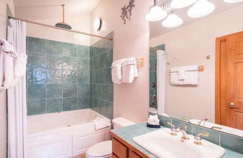 Telluride Condo | Across from Lift 7 | 2BR + Loft | Hot Tubs, Fireplace, Walk to Town