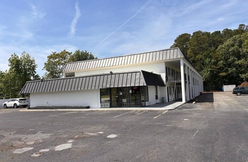 North Newport News Hotel | Affordable Stay w/Private Bathroom & Flat-Screen TV – 5 Min to Fort Eustis