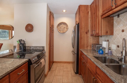 Dillon Condo | Amphitheater View | Hot Tubs & Pool