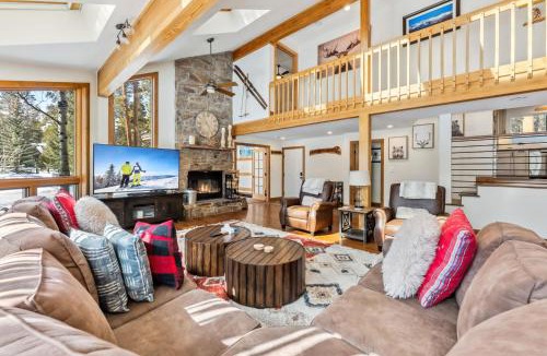 Christie Heights House | Apres Ski Haven Pet Friendly with Private Hot tub