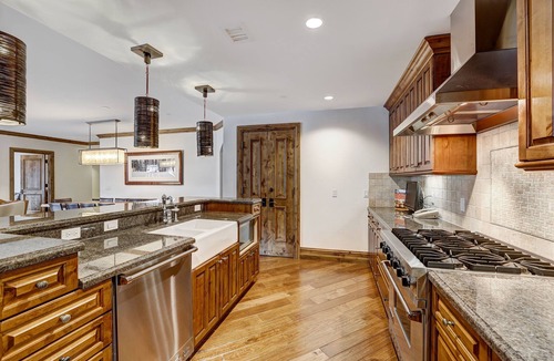 Vail Condo | Arrabelle Luxury 4 BR Condo- Close To The Mountain by RedAwning - Save 20% on 7+ Nights!