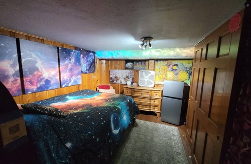Englewood Apartment | Artistic, clean Lg Basement Studio W/24hr Hottub & Lg private yard. City Oasis.