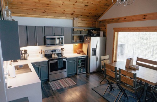 Warm Springs Cabin | Aspen Grove Haus - Private Family & Pet Friendly Cabin - 3 bd/2ba - Starlink