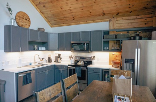 Warm Springs Cabin | Aspen Grove Haus - Private Family & Pet Friendly Cabin - 3 bd/2ba - Starlink