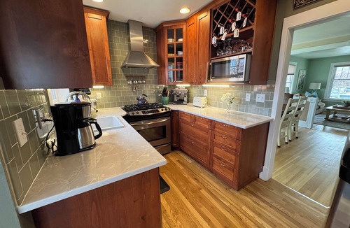 Central Colorado Springs House | Award Winning Downtown 1923 Bungalow Pikes Peak, Garden of the Gods & Hot Tub!⭐️