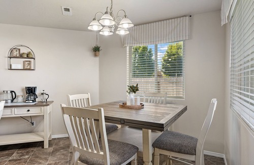 Caldwell House | ⭐Badminton/Volleyball net⭐️100Mbps⭐️3 TVs⭐️15min→Indian Creek Plaza⭐2600ft² ⭐