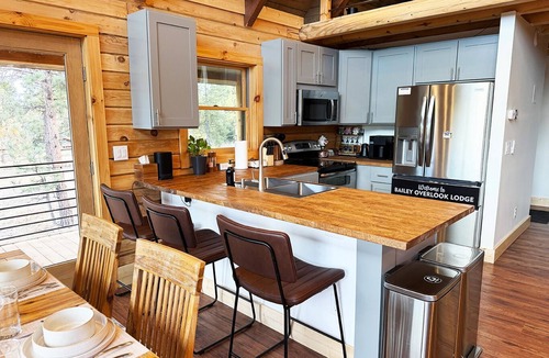 Bailey Cabin | Bailey Overlook Lodge: Hot Tub, Game Room, Movie Theater, Fire Pit, & More!